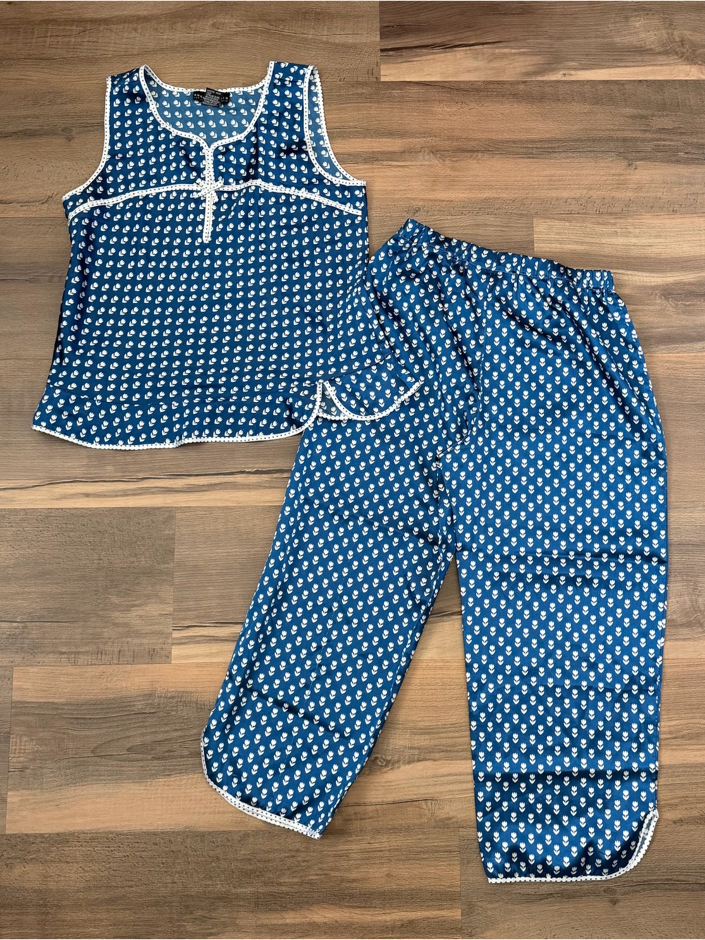 Robert Louis Women's 2-Piece Blue w/White Tulip Print Satin Pajama Set Sz. Small